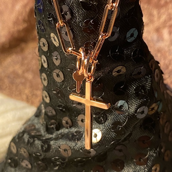 NWT ✝️ BEAUTIFUL ROSE GOLD CROSS WITH KEY CHARM SAINT NECKLACE ALL AGES - Picture 4 of 12